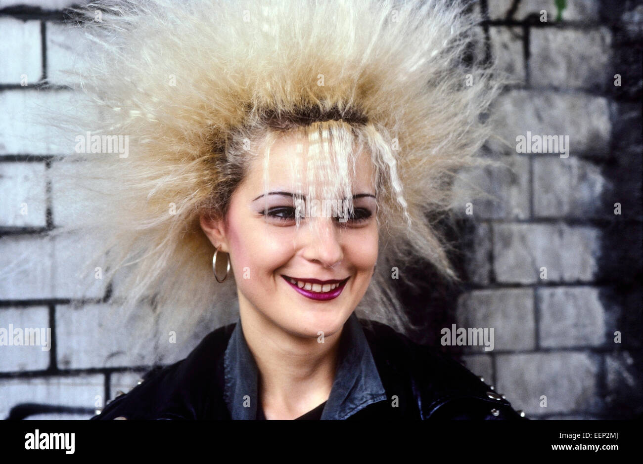 Ein Lächeln auf den Lippen weibliche Punk Rocker (Renata). London. Ca. 80er Jahre Stockfoto