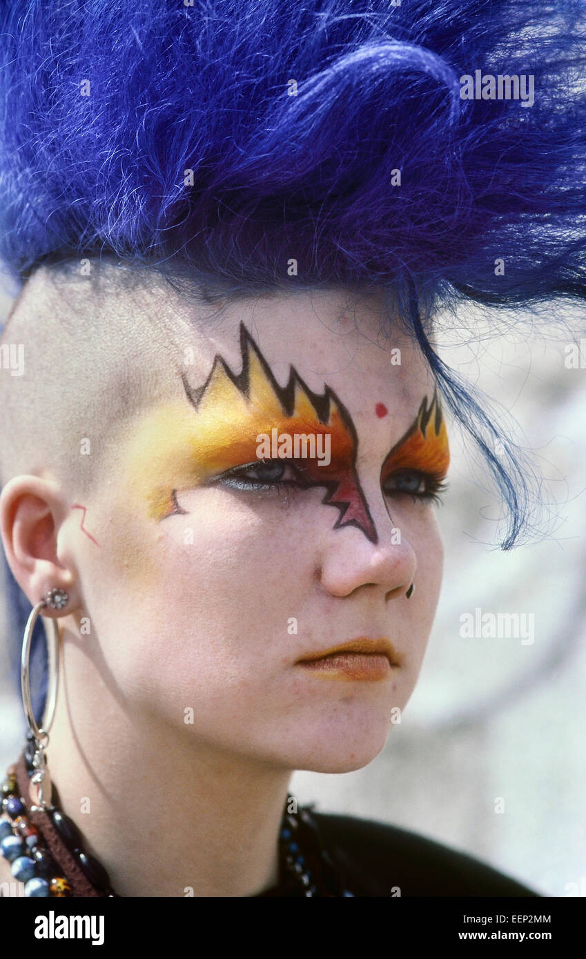 Ein Teenager-Mädchen Punkrocker mit gefärbten blauen Haaren in einem Mohikaner-Stil. London. Ca. 80er Jahre Stockfoto