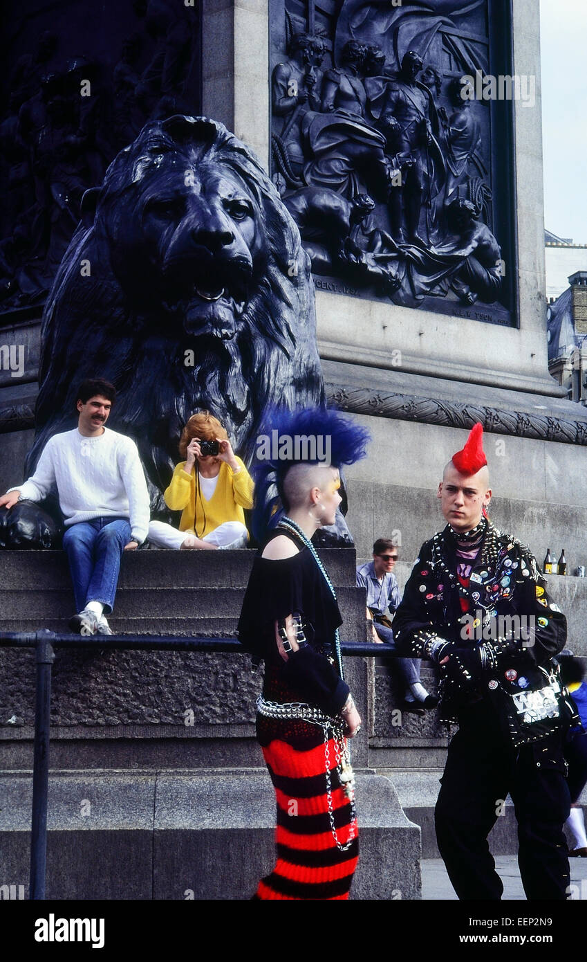 Ein paar Punkrocker posiert auf dem Trafalgar Square. London. Ca. 80er Jahre Stockfoto