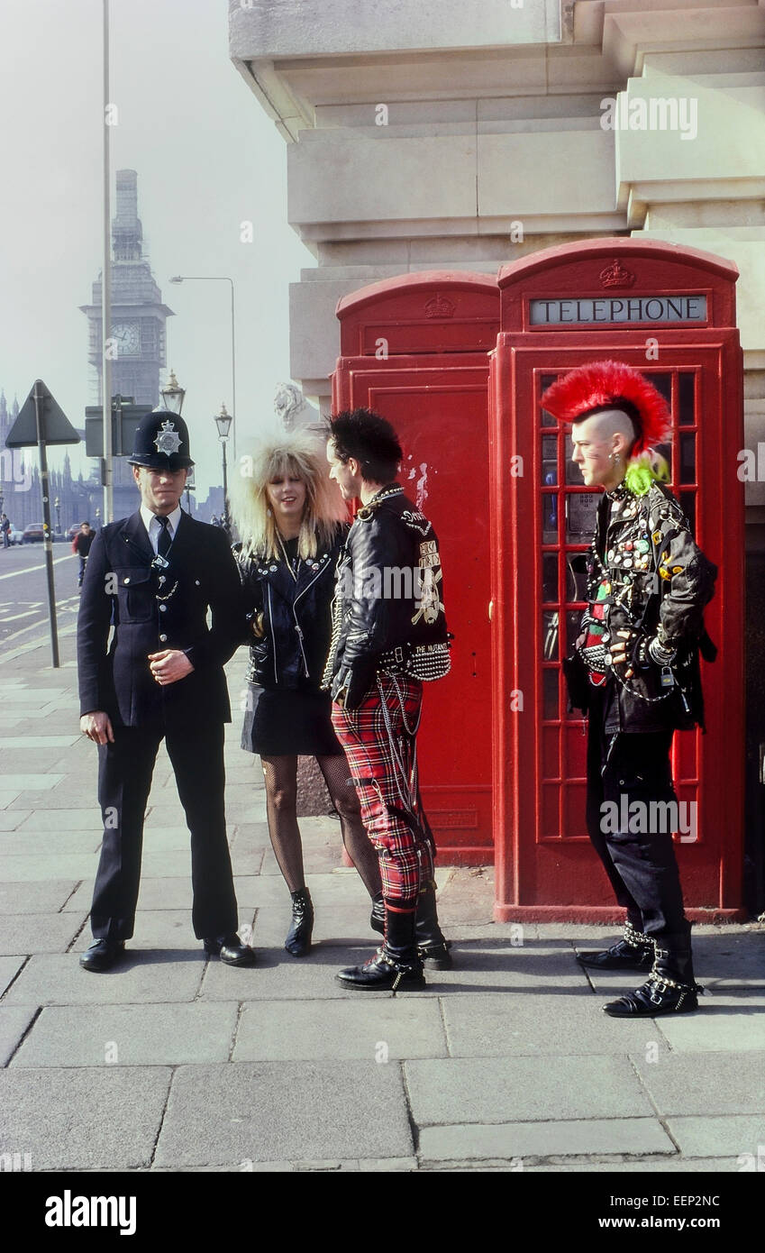 Drei Punks posiert mit einem Londoner Polizisten außerhalb des Parlaments. Ca. 80er Jahre Stockfoto
