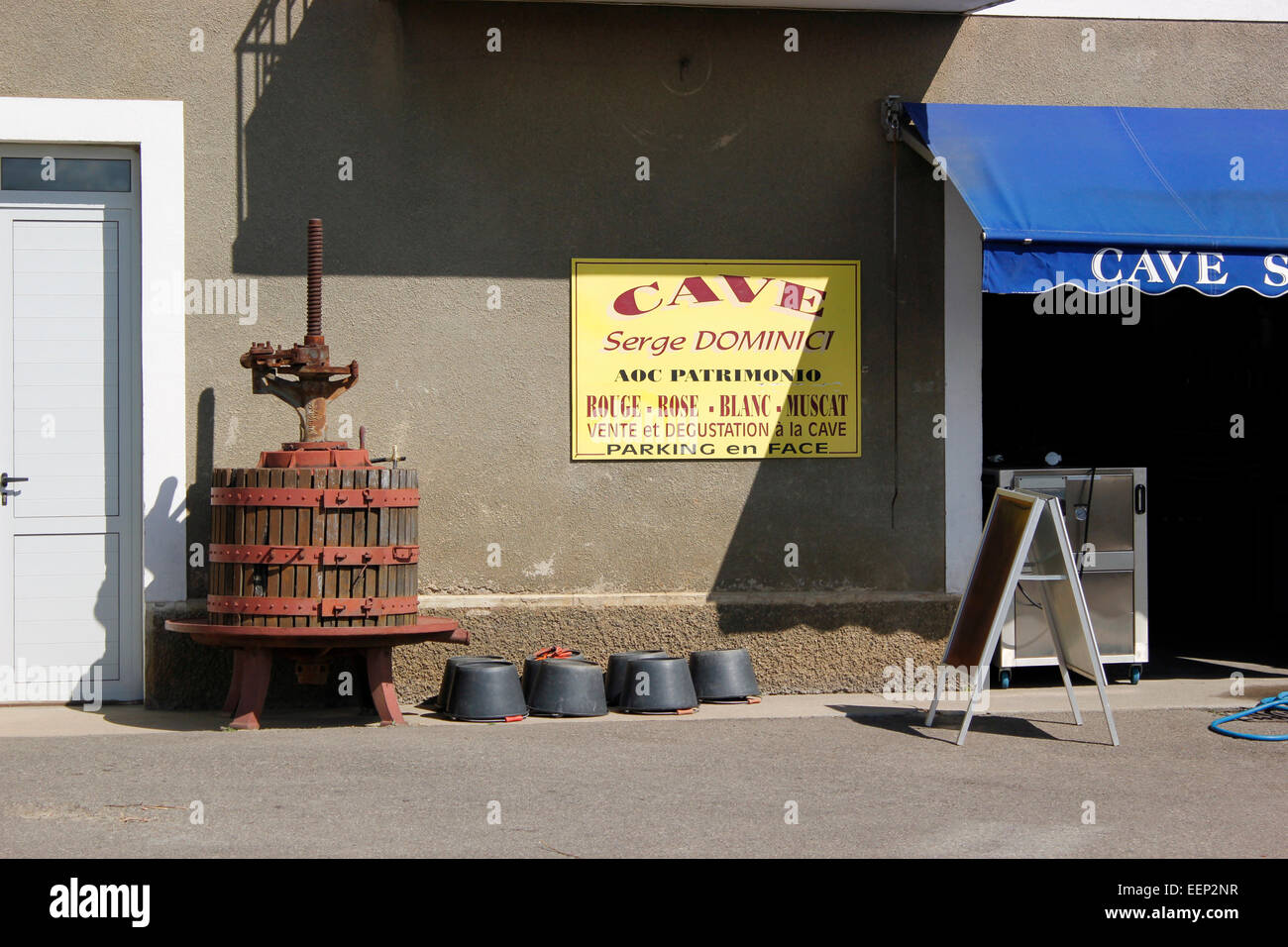 Alte hölzerne Weinpresse - Domaine Lazzarini AOC Patrimoniu Corsicanation Stockfoto