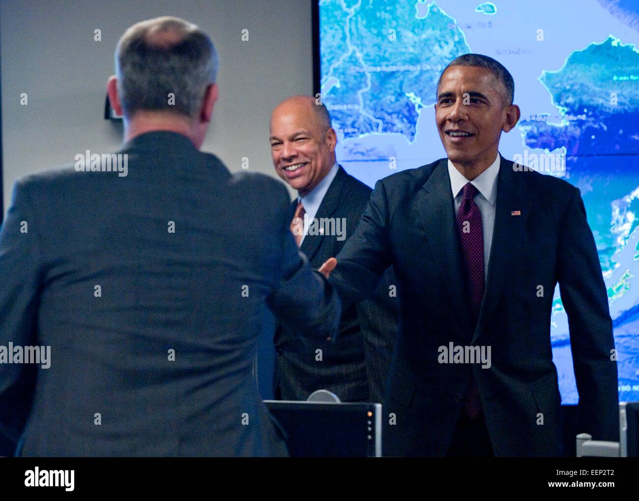 US-Präsident Barack Obama und Sekretär der Homeland Security Jeh Johnson treffen Mitarbeiter im National Cybersecurity and Communications Integration Center 13. Januar 2015 in Washington, DC. NCCIC ist die Frontlinie für Cybersecurity in Bundesbehörden. Stockfoto