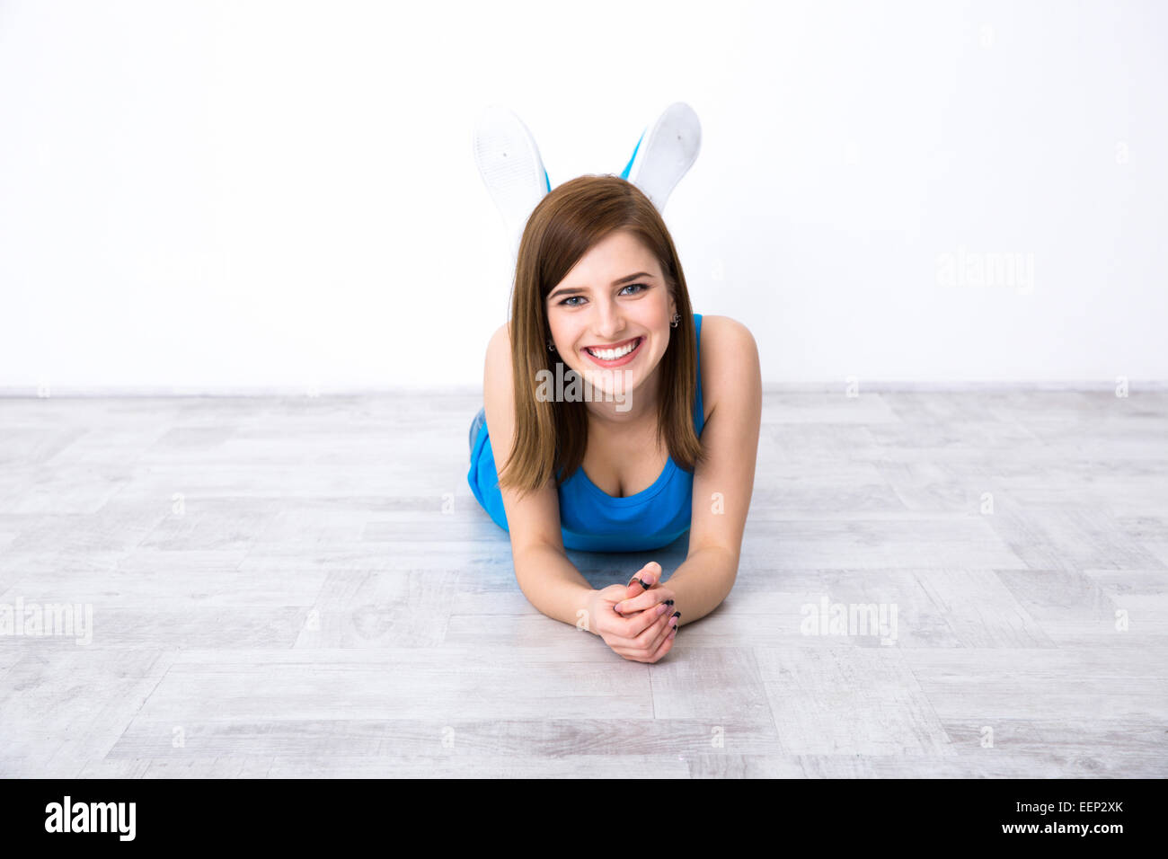 Porträt von attraktiven glücklich Frau auf dem Boden liegend Stockfoto