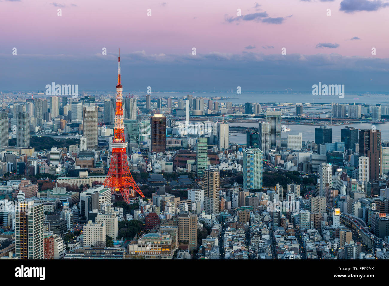Tokyo Tower zeichnet sich das Stadtbild von Tokio als Abend Ansätze. Stockfoto