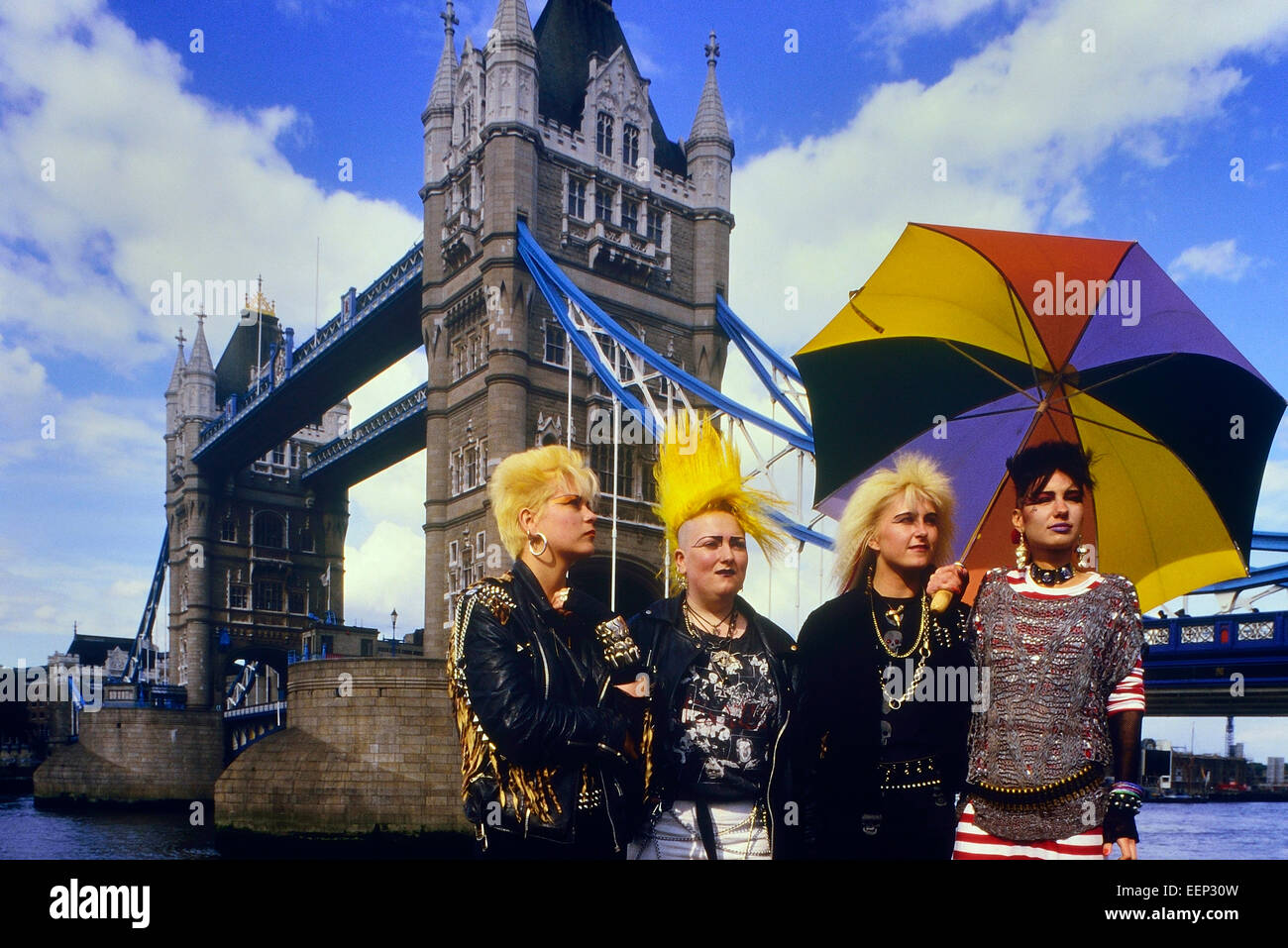 Weibliche Punkrocker posiert vor der Tower Bridge. London. Ca. 1985 Stockfoto