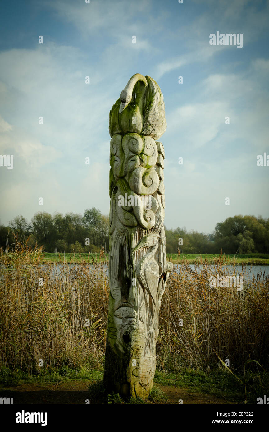 Eine hölzerne Totempfahl in einen englischen Parklandschaft Stockfoto