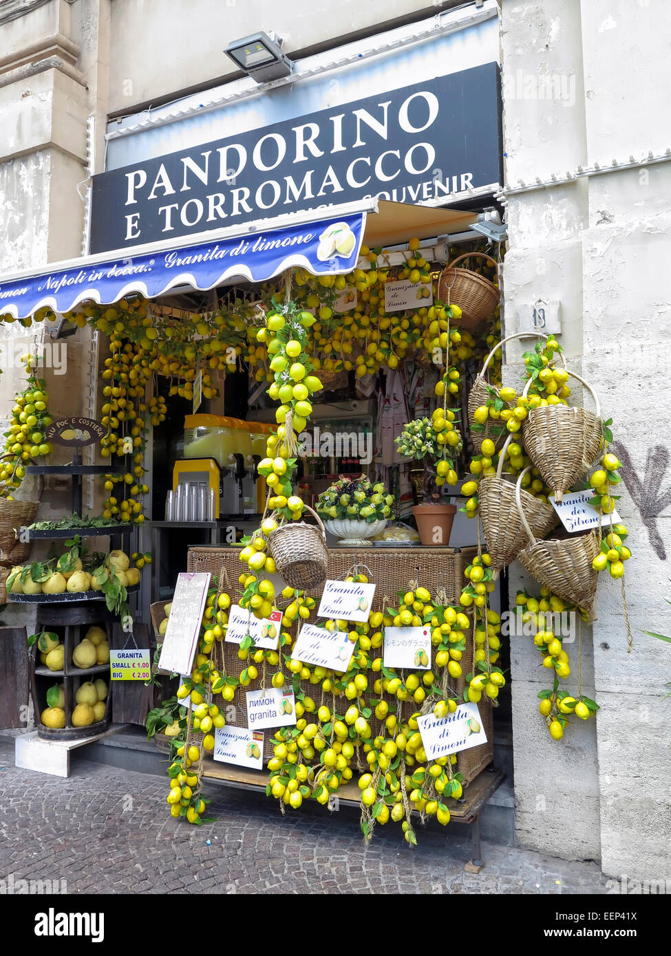 Stark verziert-Shop in Neapel, Italien, Anzeigen von Zitronen Stockfoto