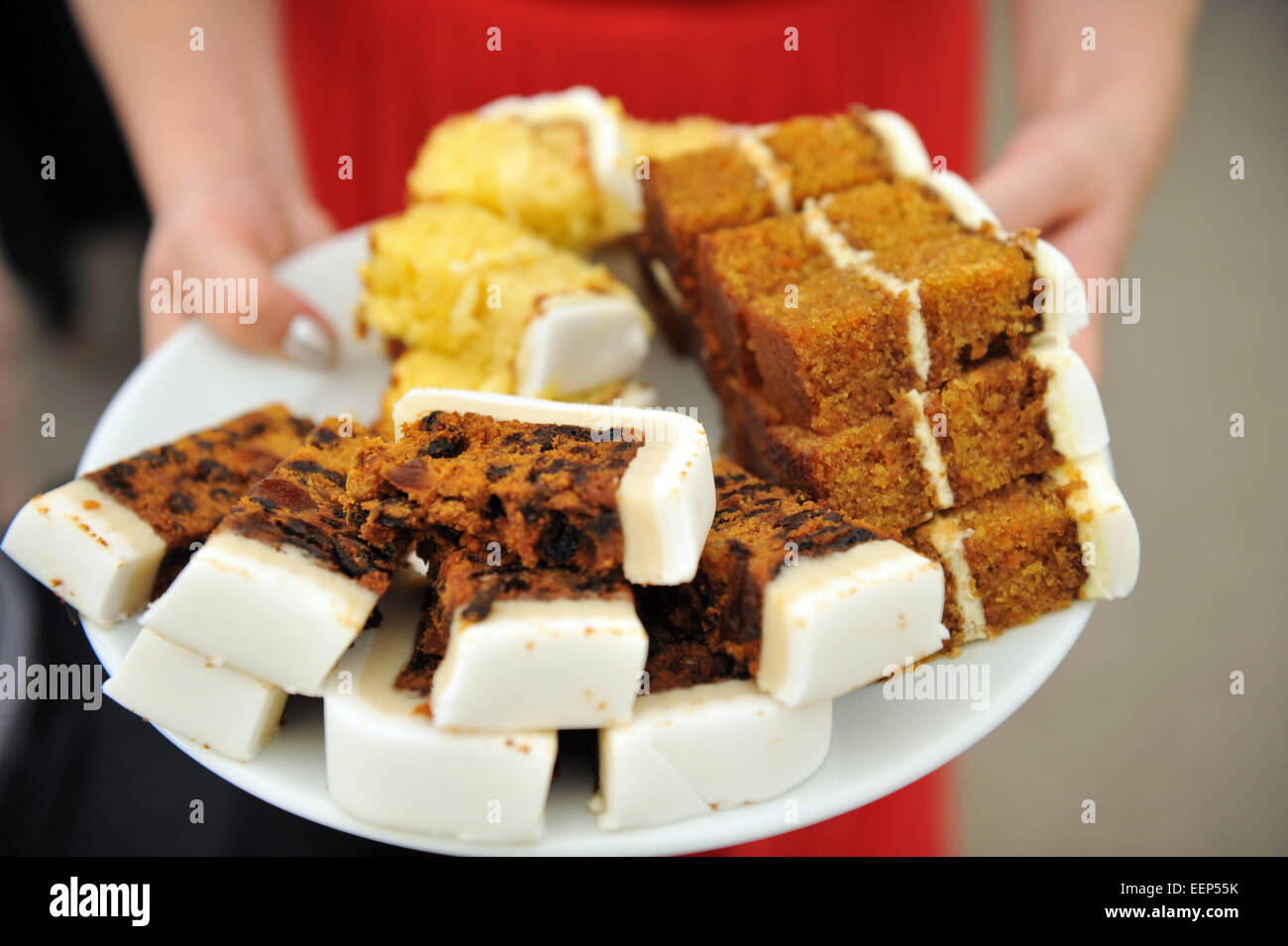 Teller mit drei verschiedenen Stil Kuchenstücke in einem Hochzeit-Buffet. Stockfoto