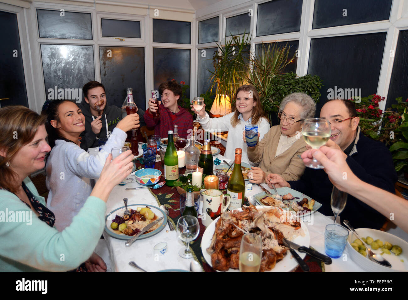 Familie genießen Weihnachtsessen mit allen Generationen. Stockfoto