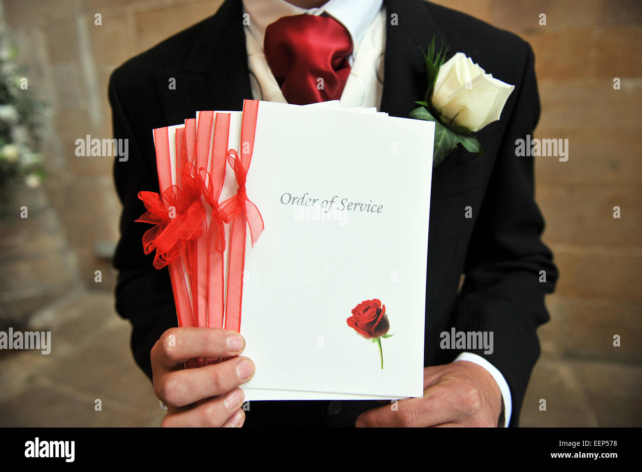 Nahaufnahme der Trauzeuge bei der Bestellung des Dienstes vor der Hochzeit. Stockfoto