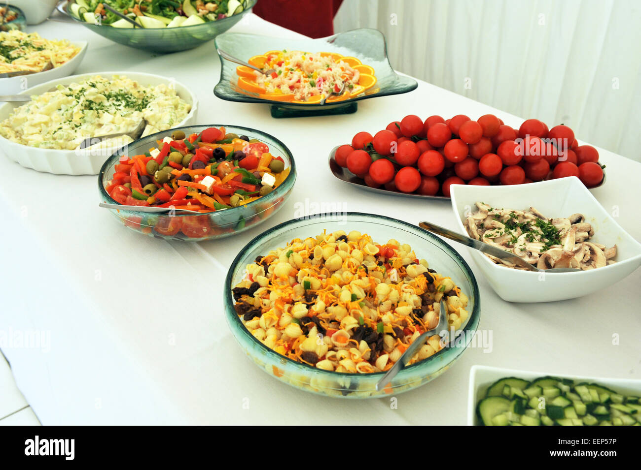 Salat-Buffet bei einer Hochzeitsfeier. Stockfoto