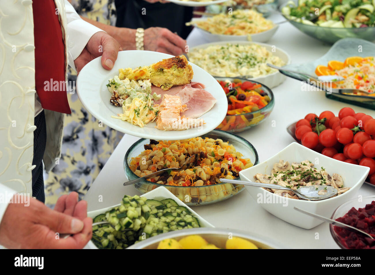 Salat-Buffet bei einer Hochzeitsfeier. Stockfoto