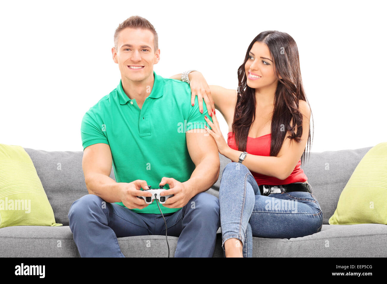 Mädchen, die gerade ihren Freund spielen Videospiel sitzen auf einem Sofa auf weißen Hintergrund isoliert Stockfoto