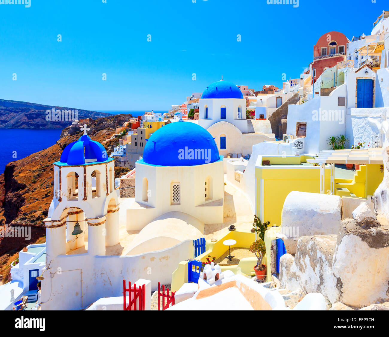 Blauen Kuppelkirchen auf die Caldera in Oia auf der griechischen Insel Santorin. Stockfoto