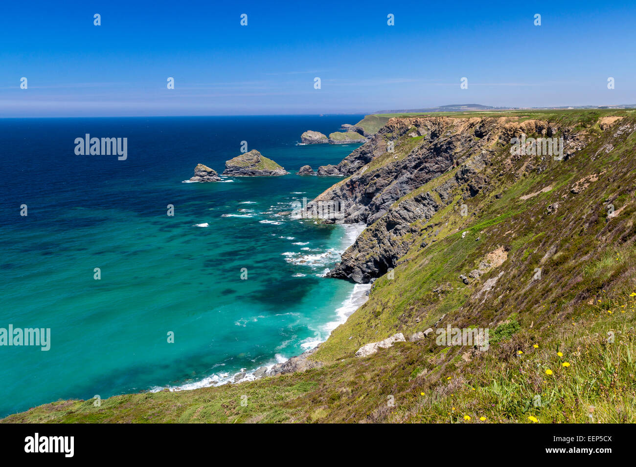 Atemberaubende Aussicht auf die Küste entlang der nördlichen Klippen Cornwall England UK Stockfoto