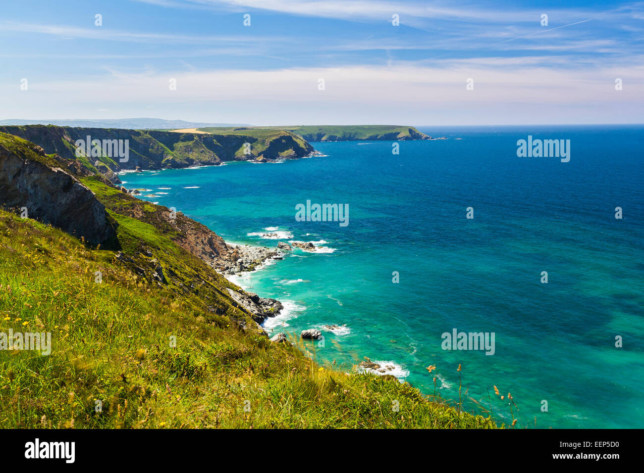 Atemberaubende Aussicht auf die Küste entlang der nördlichen Klippen Cornwall England UK Stockfoto
