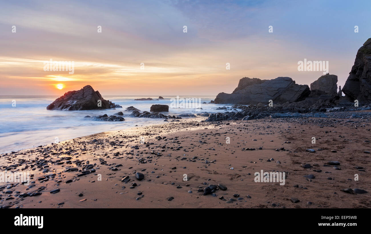 Atemberaubenden Sonnenuntergang am Strand von Sandymouth in der Nähe von Bude North Cornwall England UK Europe Stockfoto