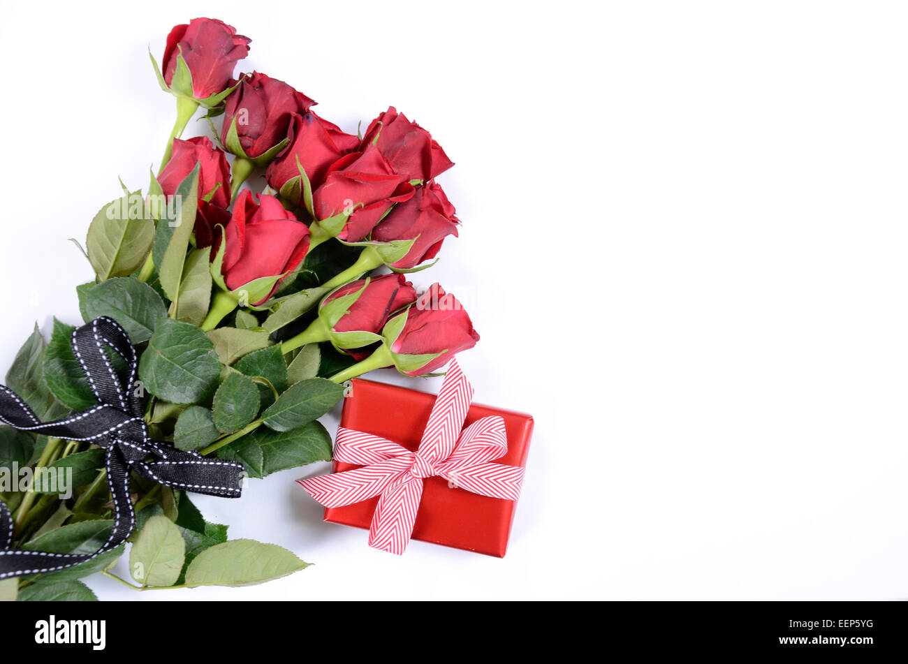 Happy Valentines Day Strauß roter Rosen mit Geschenk-Box auf weißem Hintergrund. Stockfoto