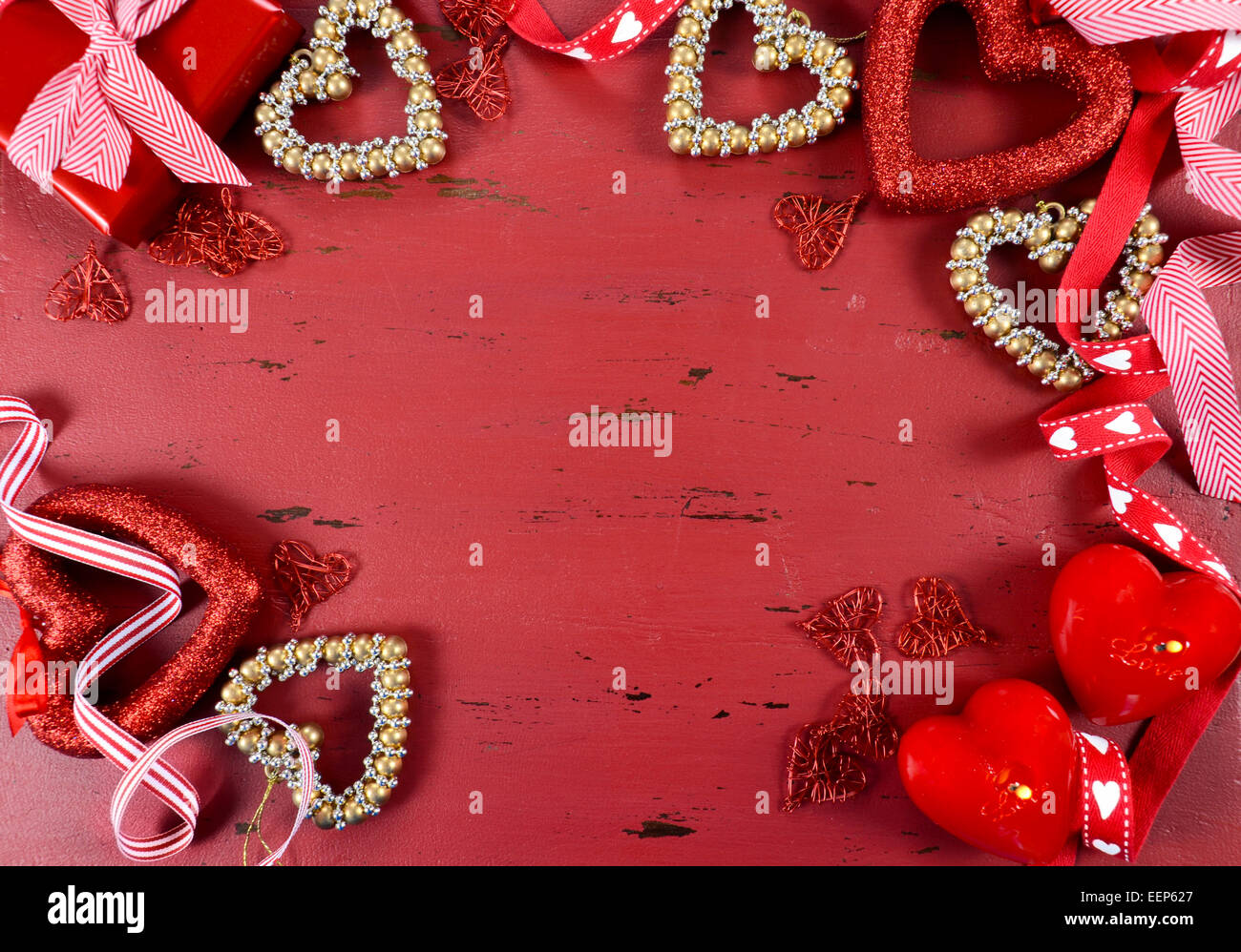 Happy Valentinstag rote Vintage Holz-Hintergrund mit goldenen Herzen und Schleifen Verzierungen mit textfreiraum für Ihren Text hier. Stockfoto