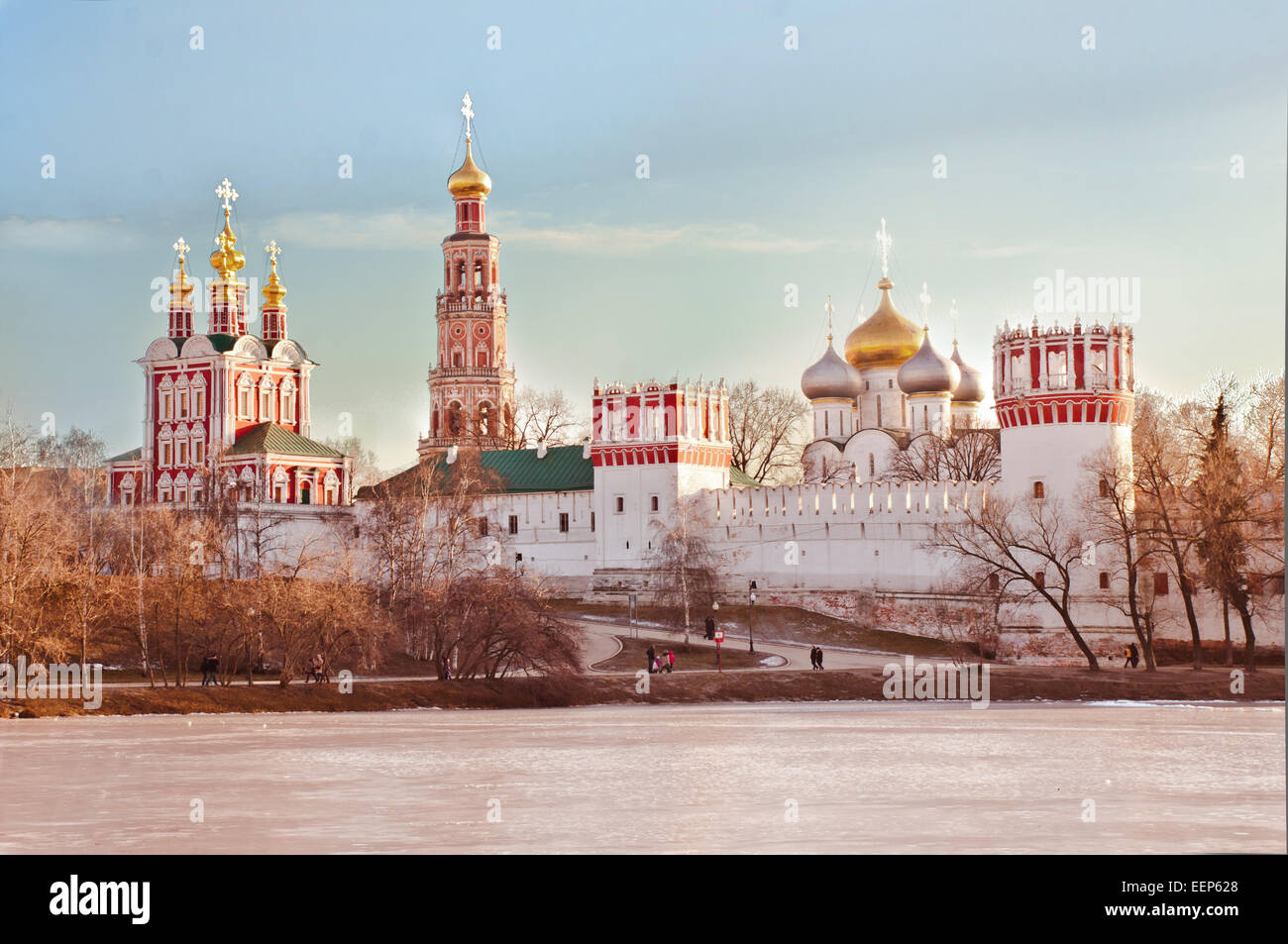 Novodevichiy-Kloster in Moskau, Russland, eines der schönsten Wahrzeichen der Stadt. Stockfoto