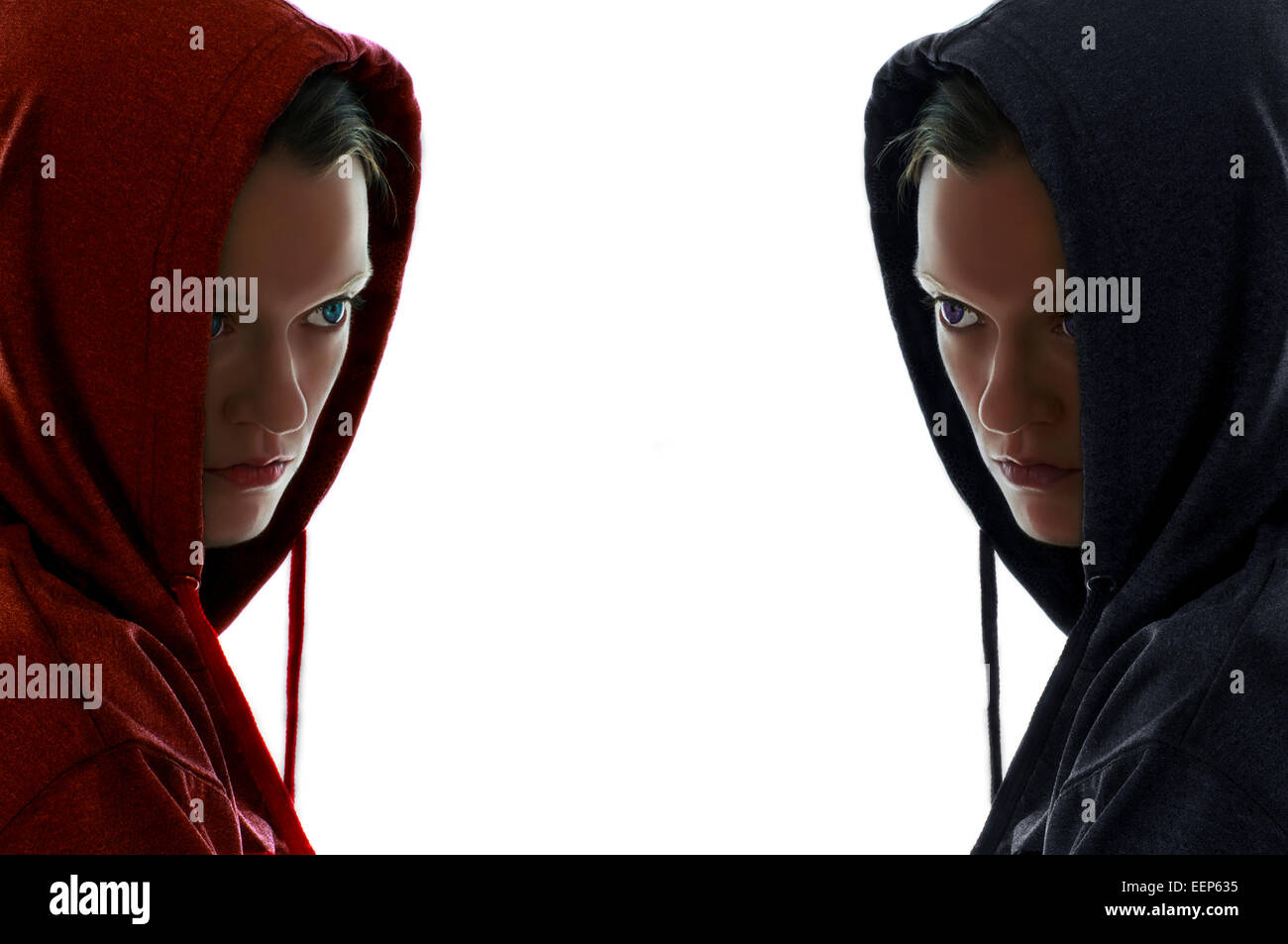 Spiegel weiblich Gesichter einer trägt eine rote Kapuze andererseits tragen eine blaue Haube. Stockfoto