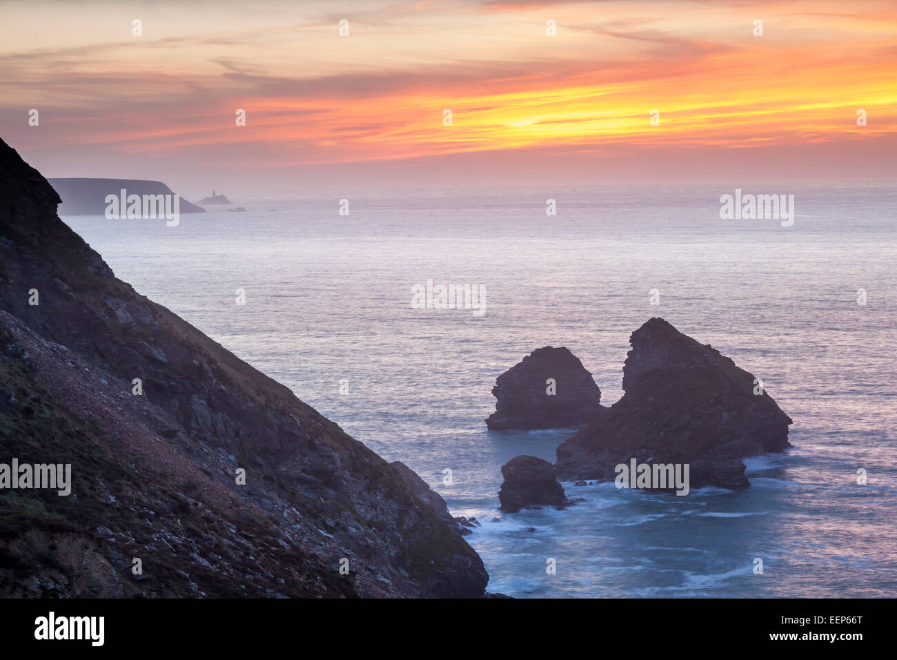 Sonnenuntergang über Klippen am Bassetts Cove North Klippen Cornwall England UK Europe Stockfoto