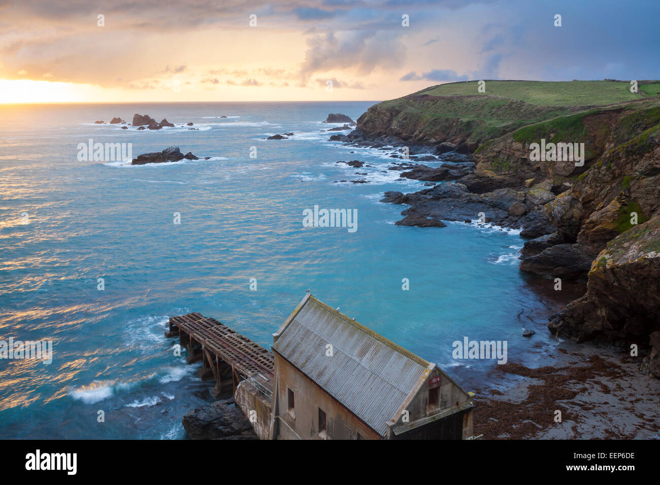 Dramatischen Sonnenuntergang über Polpeor Bucht am Lizard Point Cornwall England UK Europe Stockfoto