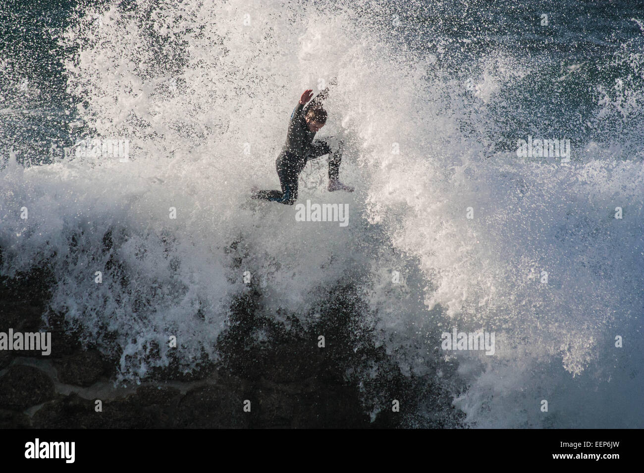 Sennen Strand - Personen, die Springen der Mole Stockfoto