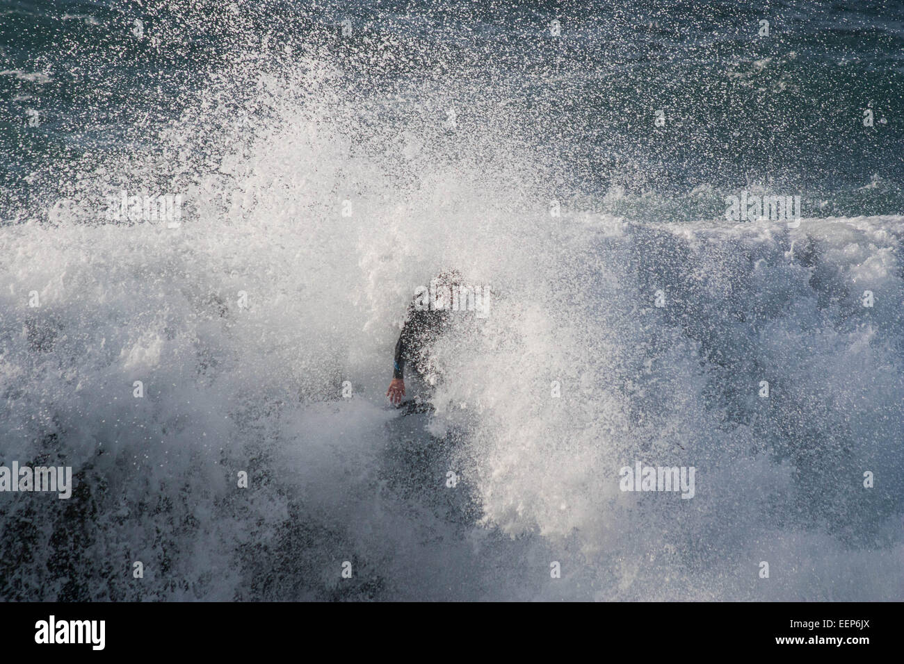 Sennen Strand - Personen, die Springen der Mole Stockfoto