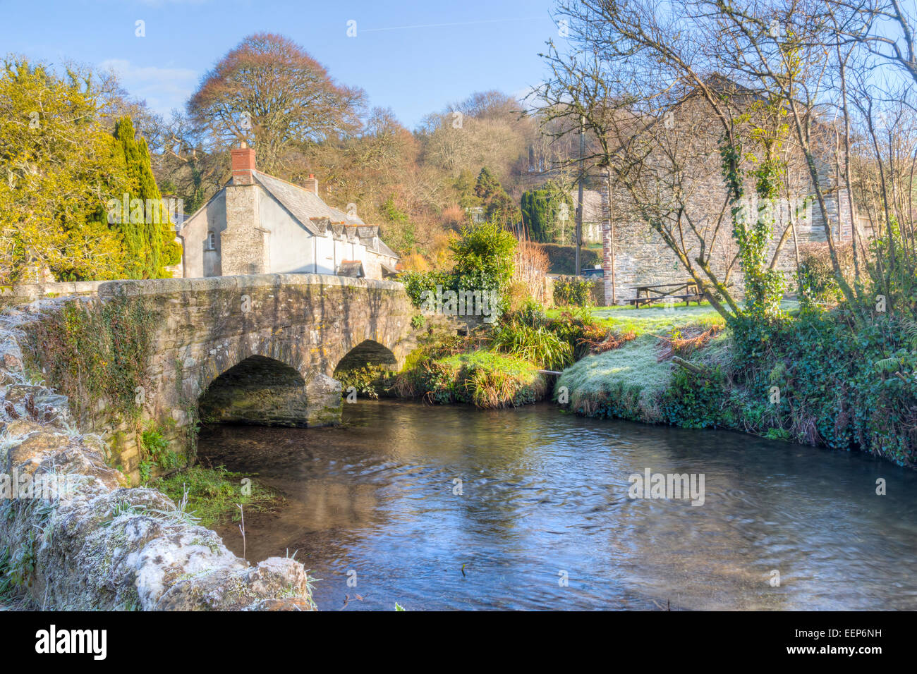 Brücke über den Fluss while in Couch Mühle in der Nähe von Lostwithiel Cornwall England UK Europa Stockfoto