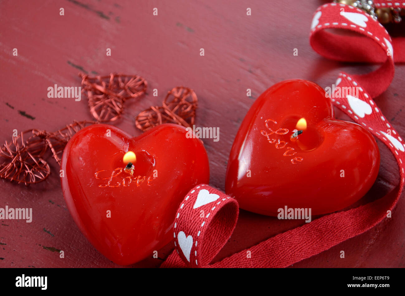 Happy Valentinstag rote Vintage Holz-Hintergrund mit Nahaufnahme auf rote Liebe Kerzen. Stockfoto