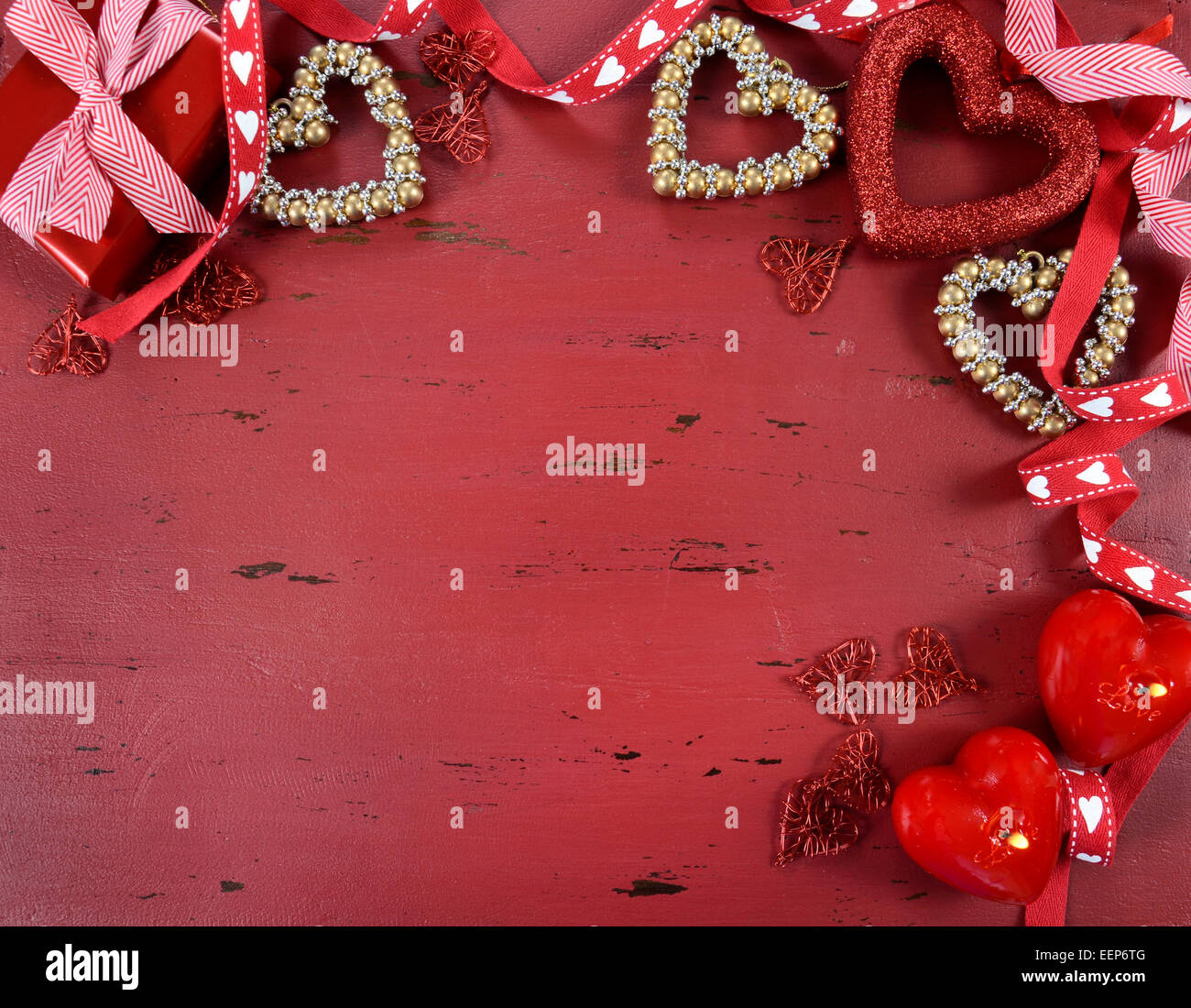 Happy Valentinstag rote Vintage Holz-Hintergrund mit goldenen Herzen und Schleifen Verzierungen mit textfreiraum für Ihren Text hier. Stockfoto