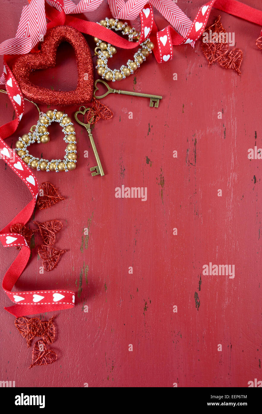 Happy Valentinstag rote Vintage Holz-Hintergrund mit goldenen Herzen und Schleifen Verzierungen mit textfreiraum für Ihren Text hier, Stockfoto