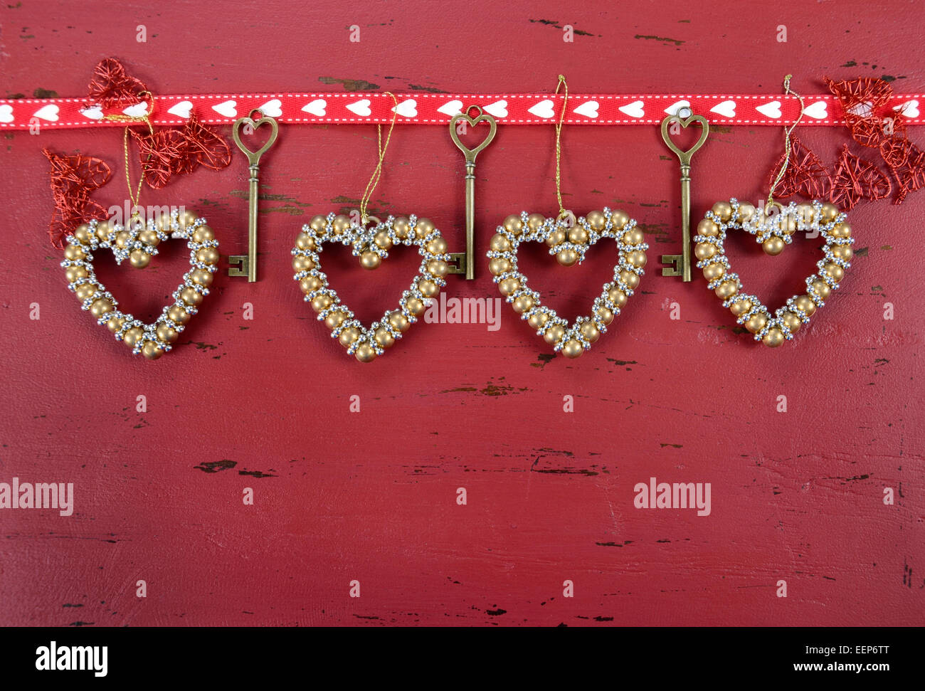 Happy Valentinstag rote Vintage Holz Hintergrund mit hängenden Goldene Herzen und Band Verzierungen mit textfreiraum für Ihren text Stockfoto