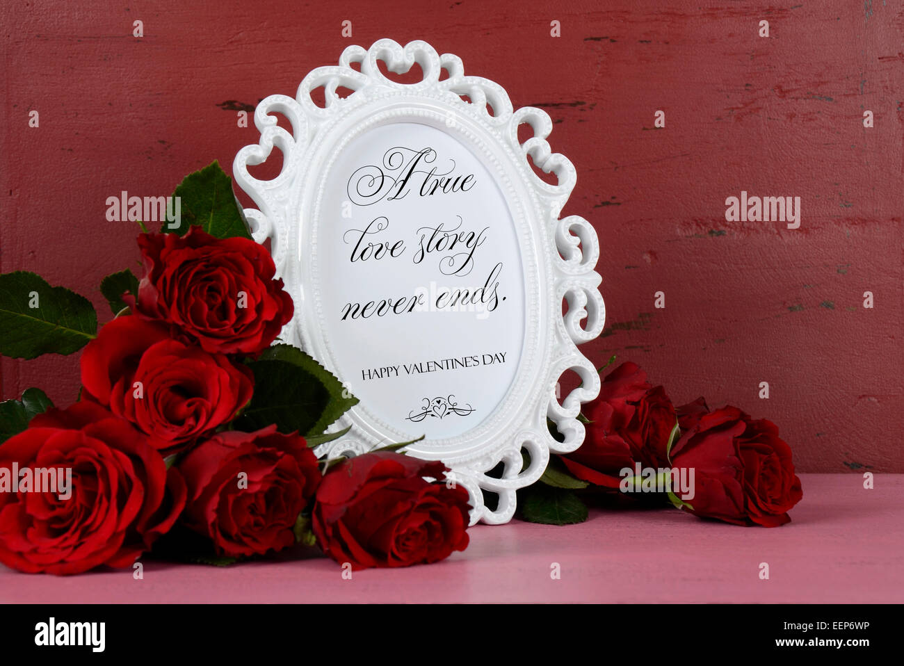 Happy Valentinstag romantische Vintage-Stil weißen Fotorahmen Hintergrund rot und rosa rustikale Holz mit Bouquet von roten ro Stockfoto