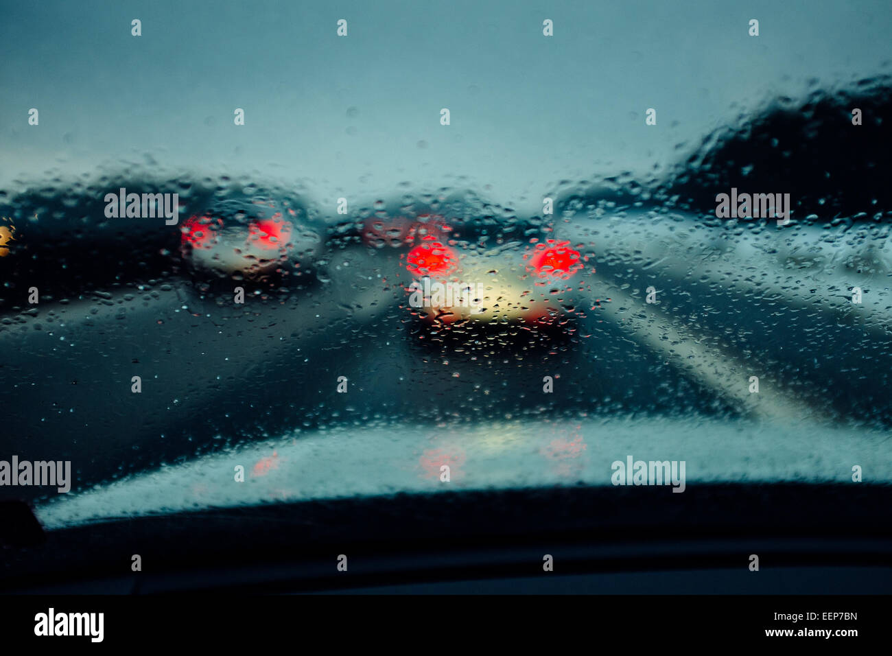 Autofahren in Regen und Schnee A3 Autobahn in Deutschland Stockfoto