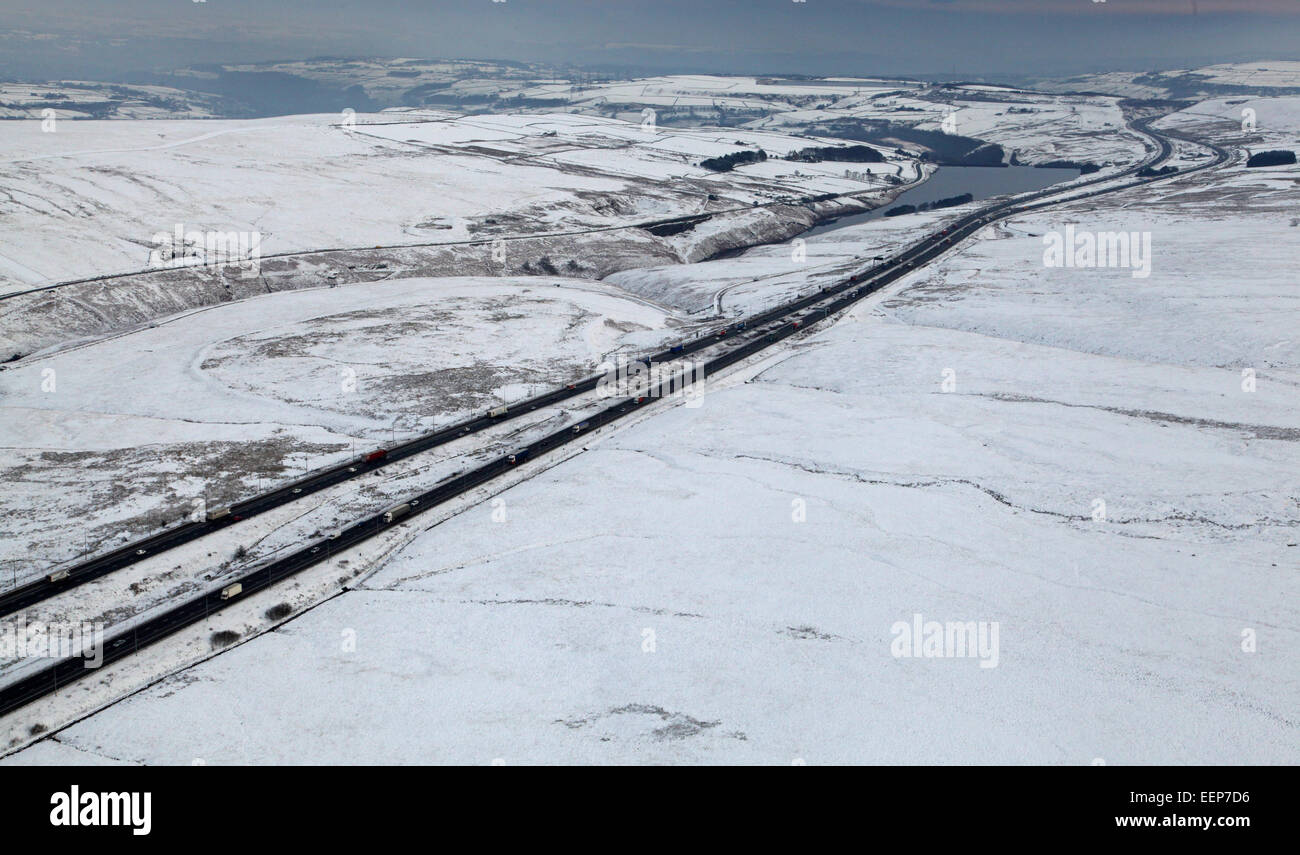 Luftaufnahme von einem verschneiten Autobahn M62, Lancashire-Yorkshire Grenze, UK Stockfoto