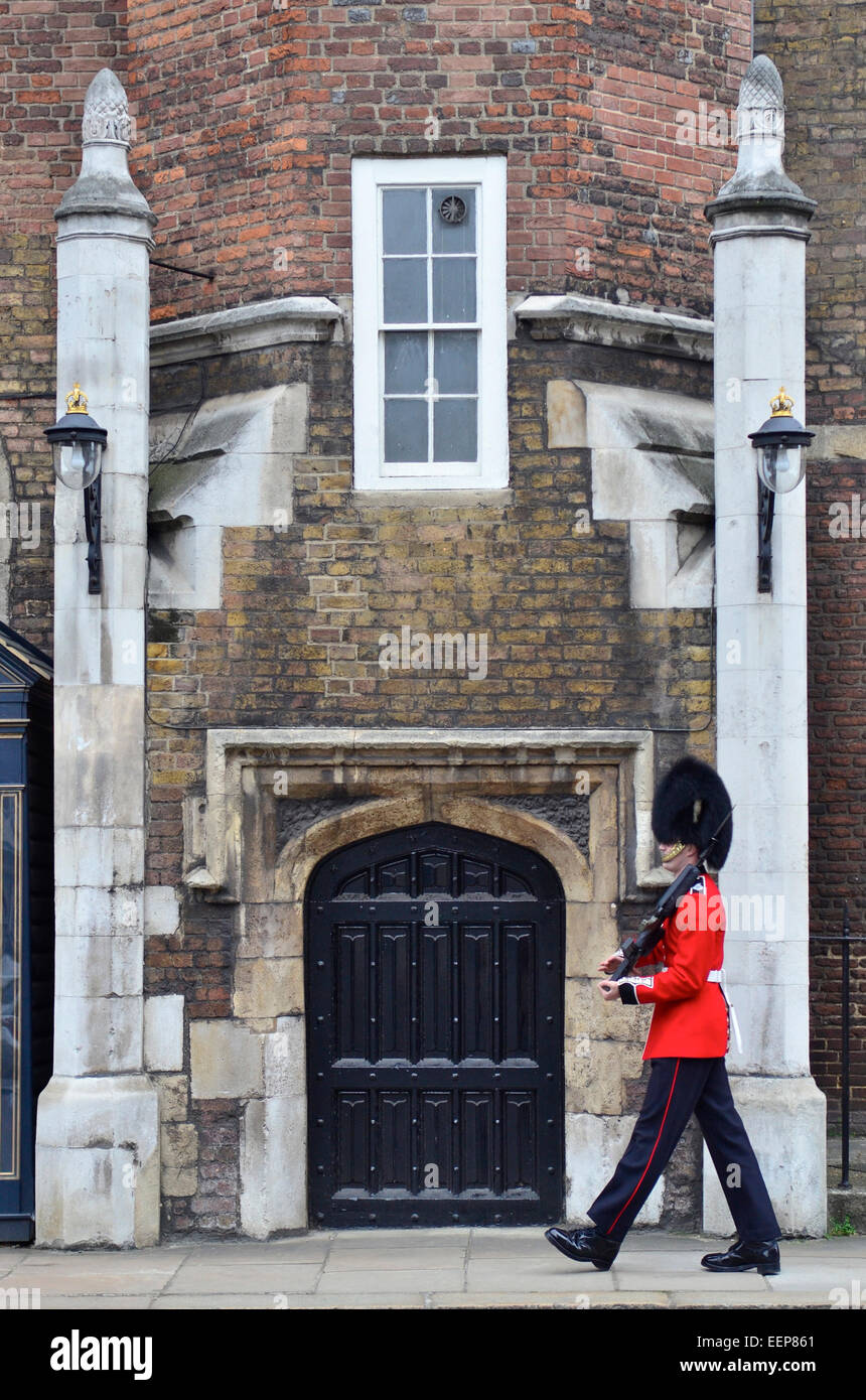 Wache außerhalb St. James Palace in London, England, Vereinigtes Königreich Stockfoto