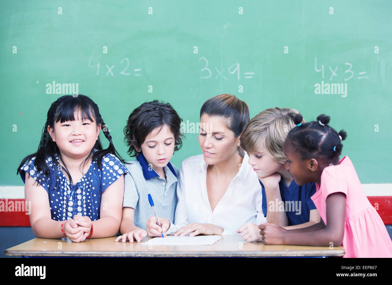 Multi ethnischen Unterricht mit Lehrer Mathematik Lektion zu erklären. Stockfoto