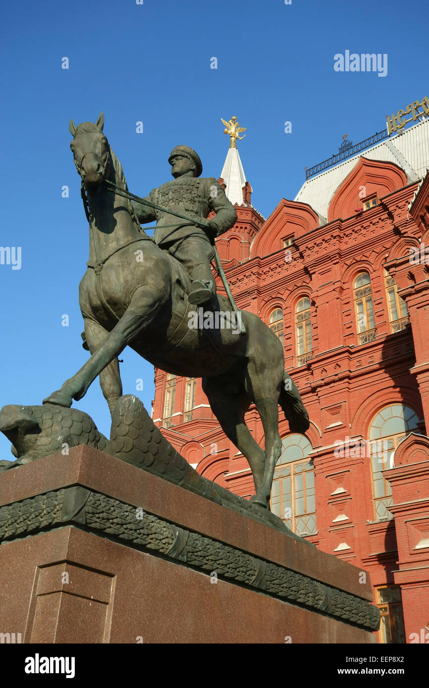 Denkmal für Marschall der Sowjetunion Georgy Zhukov vor der staatlichen historischen Museums, Manezhnaya Platz, Moskau, Russland Stockfoto
