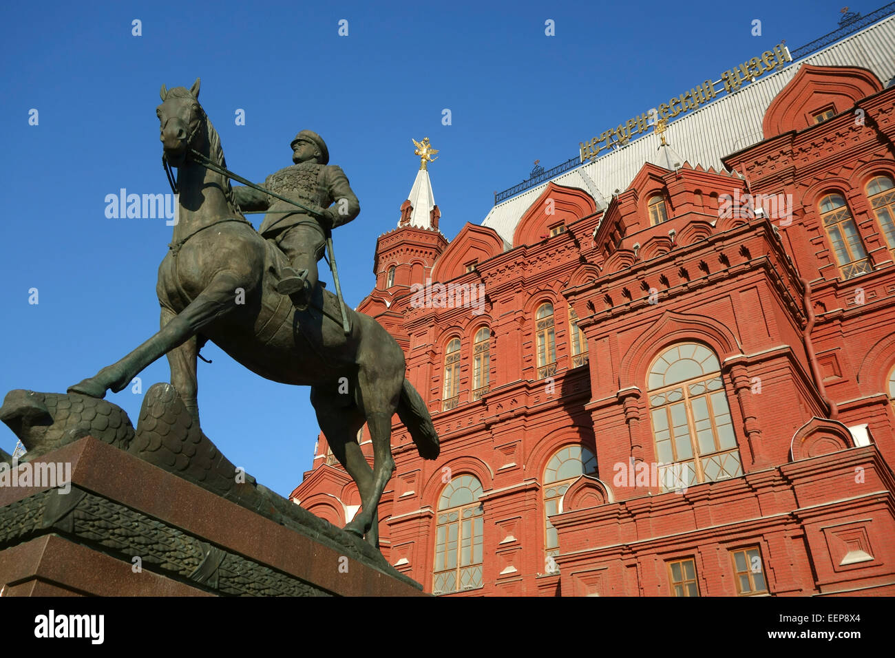 Denkmal für Marschall der Sowjetunion Georgy Zhukov vor der staatlichen historischen Museums, Manezhnaya Platz, Moskau, Russland Stockfoto