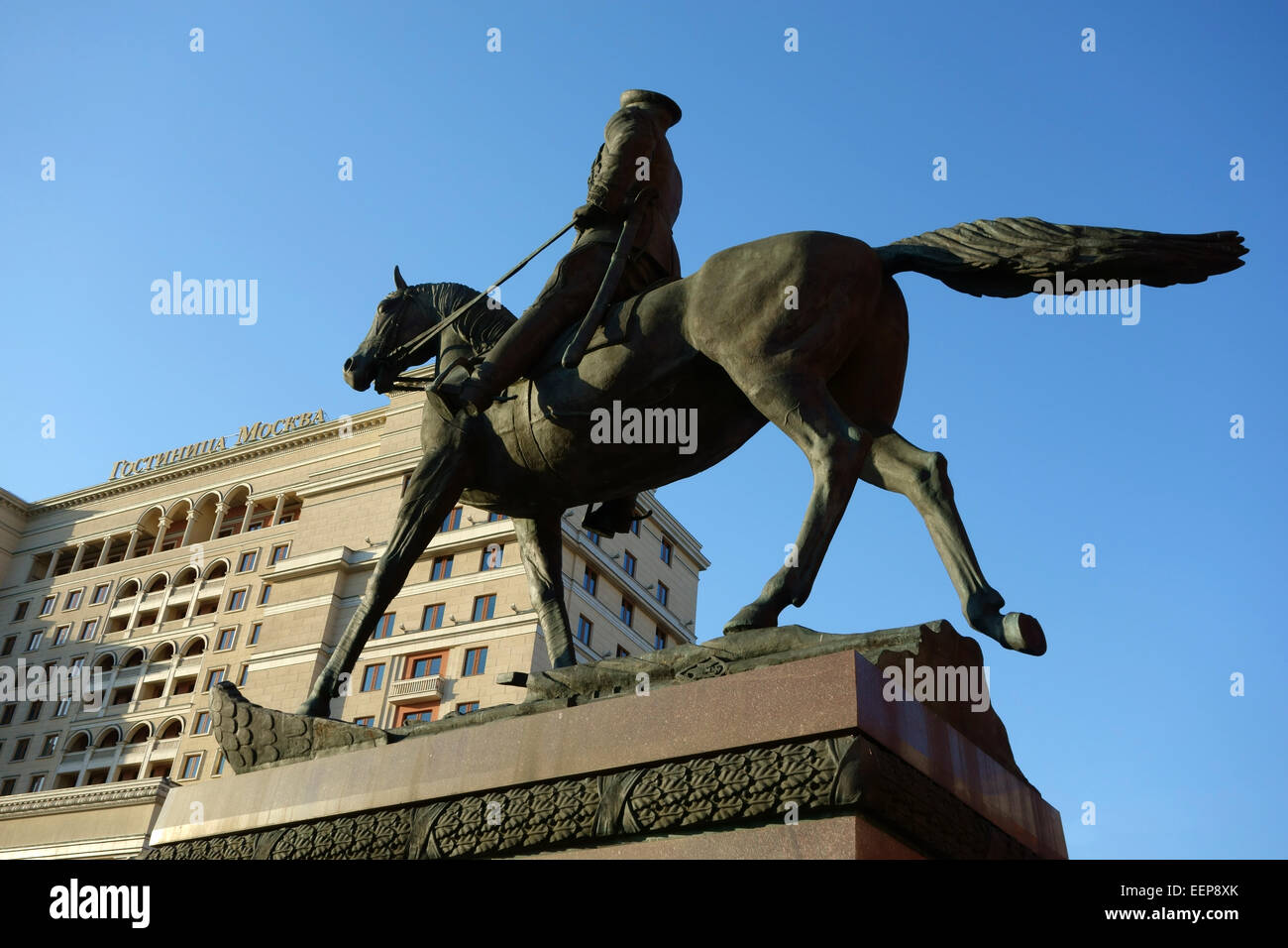 Denkmal für Marschall der Sowjetunion Georgy Zhukov vor dem Hotel vier Jahreszeiten, Manezhnaya Platz, Moskau, Russland Stockfoto