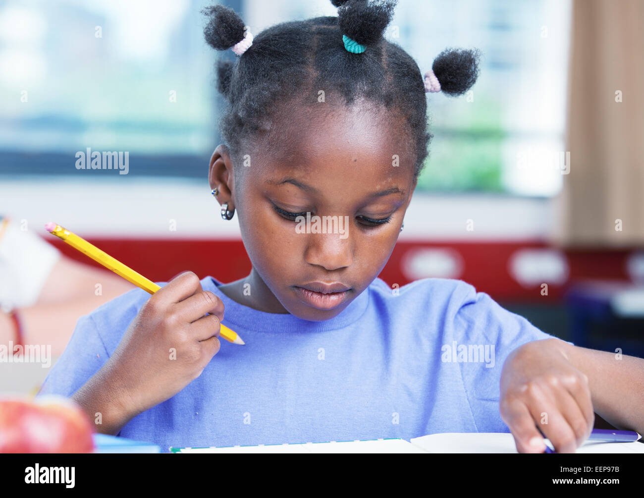 Afro amerikanische Studentin Schule Arbeit im Klassenzimmer. Stockfoto