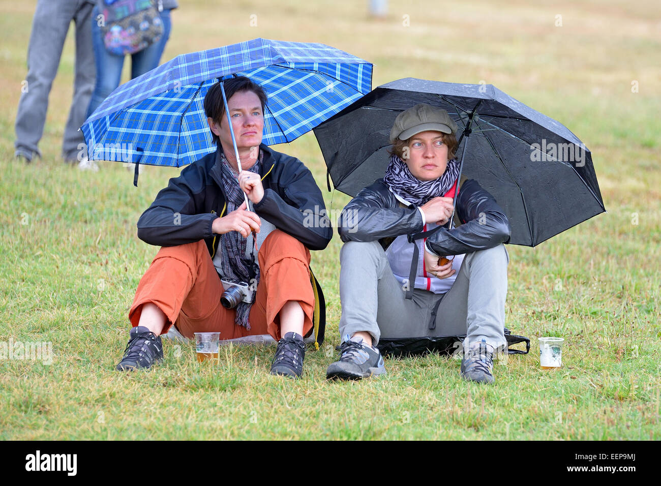 BARCELONA - 30 Mai: ein paar Uhren ein Konzert unter dem Regen bei Heineken Primavera Sound Festival 2014. Stockfoto