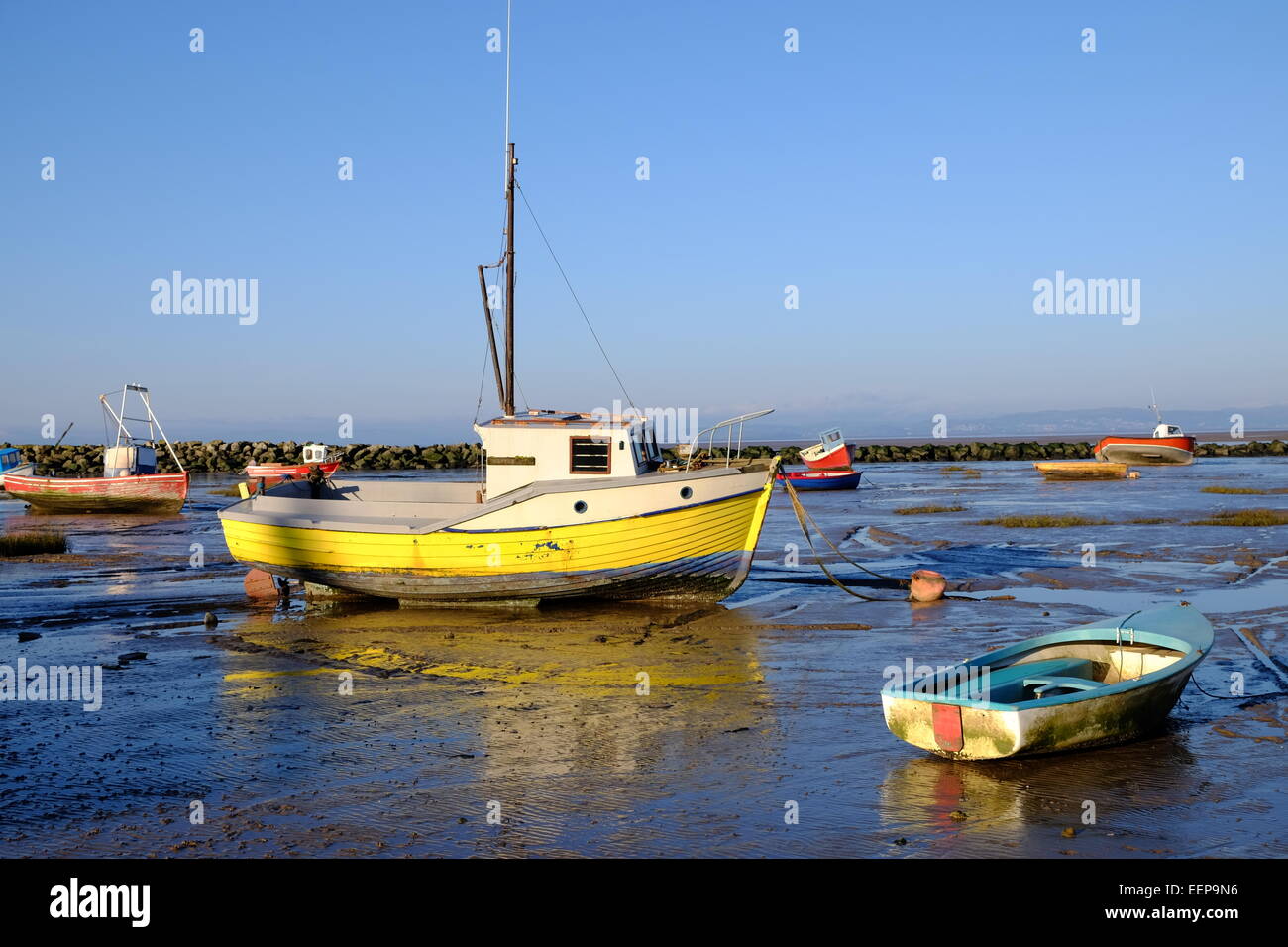 Gelbe Boot in Morecambe Bay auf einem Winternachmittag Stockfoto