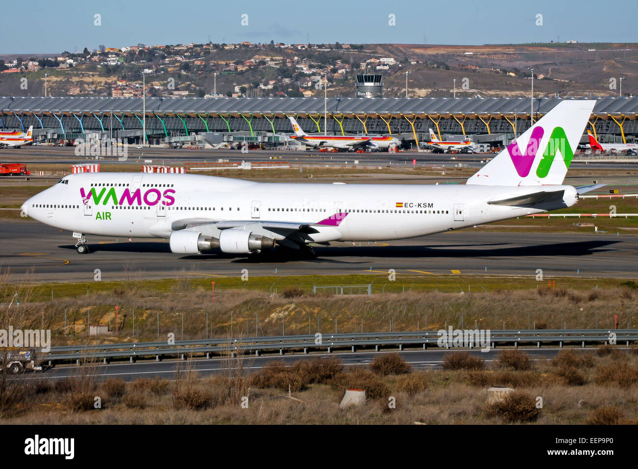 WAMAS Air Boeing 747-400 taxis zum Start-und Landebahn 33L am Flughafen Madrid. Stockfoto