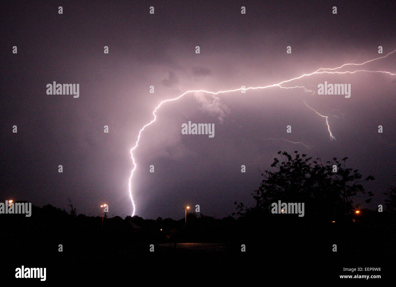 Nach einem Tag voller extremer Hitze, Blitz schlägt auf die Skyline bei Leigh-on-Sea Featuring: Atmosphäre wo: Leigh-on-Sea, Essex, Großbritannien wenn: 18. Juli 2014 Stockfoto