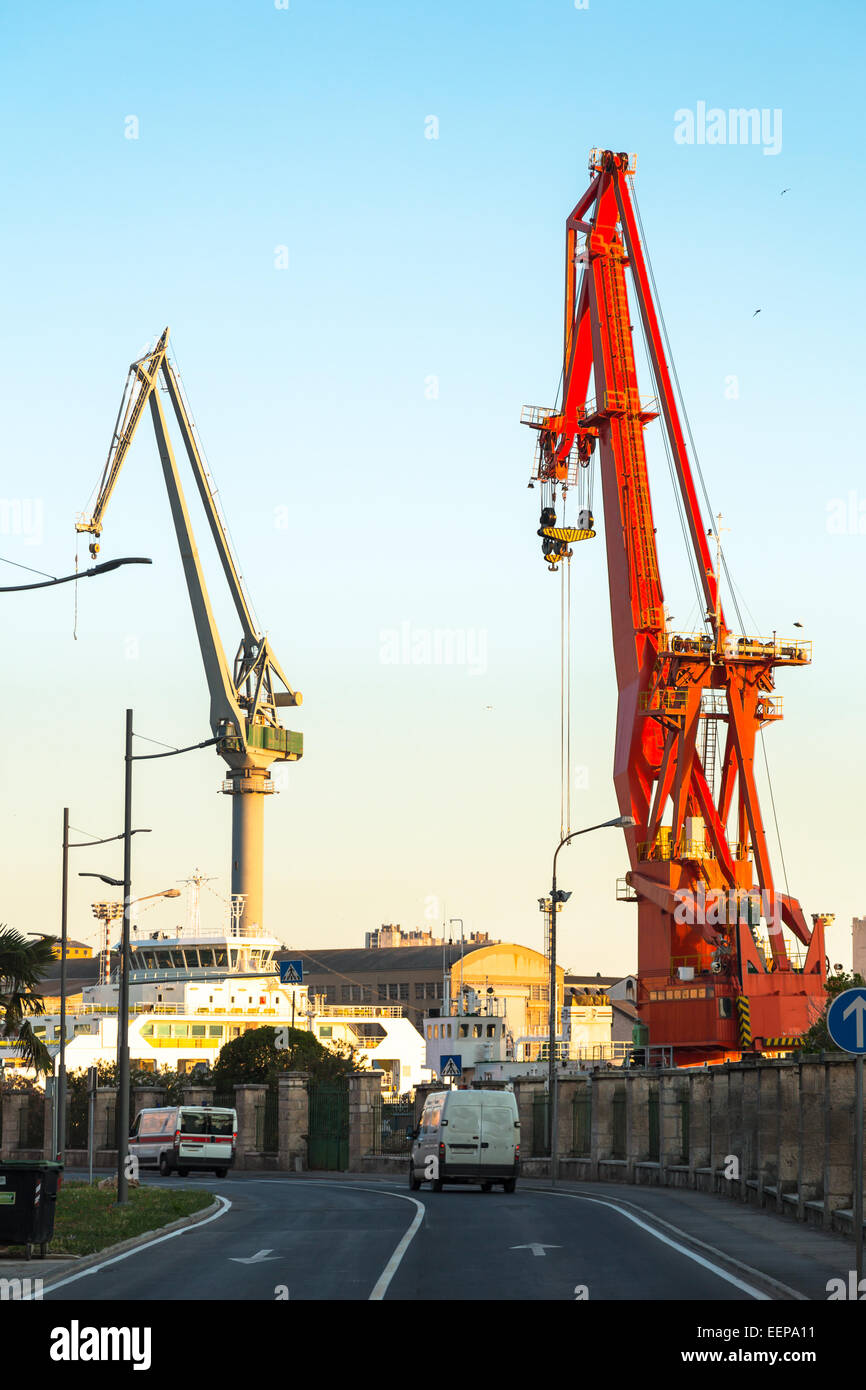 Industrielle Güter Krane auf der Anklagebank Stockfoto