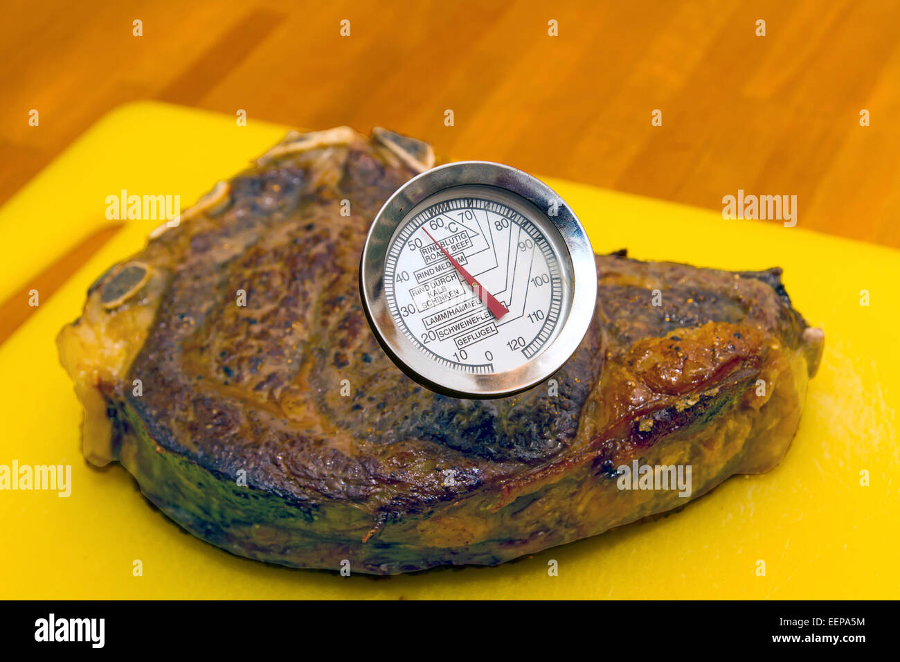 Steak mit Fleisch-thermometer Stockfoto
