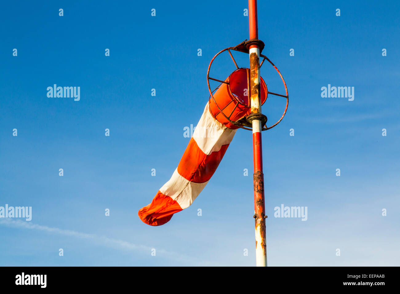 Windsack auf einem rostigen Mast zur Bestimmung der Windgeschwindigkeit und Windgeschwindigkeit auf ein Hubschrauberlandeplatz Stockfoto